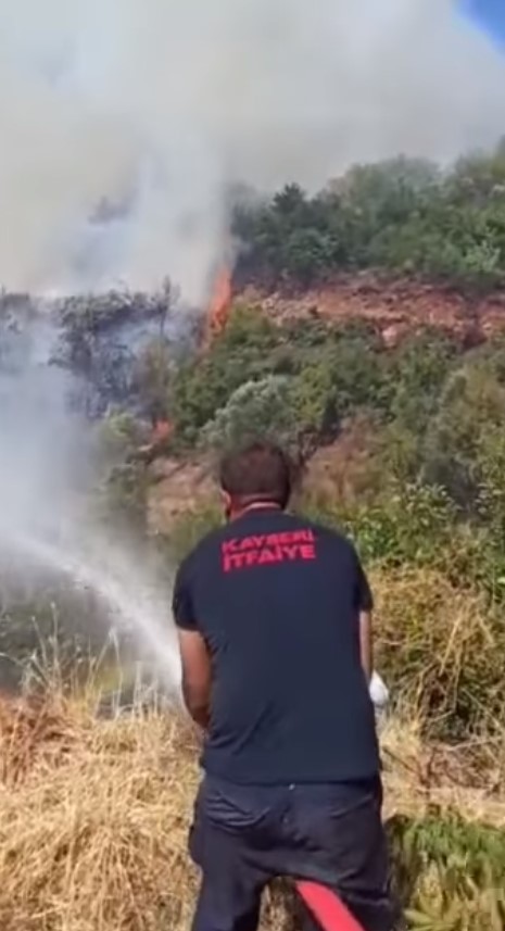 Kayseri İtfaiyesi Canla Başla Yangınları Söndürmek İçin Mücadele Ediyor