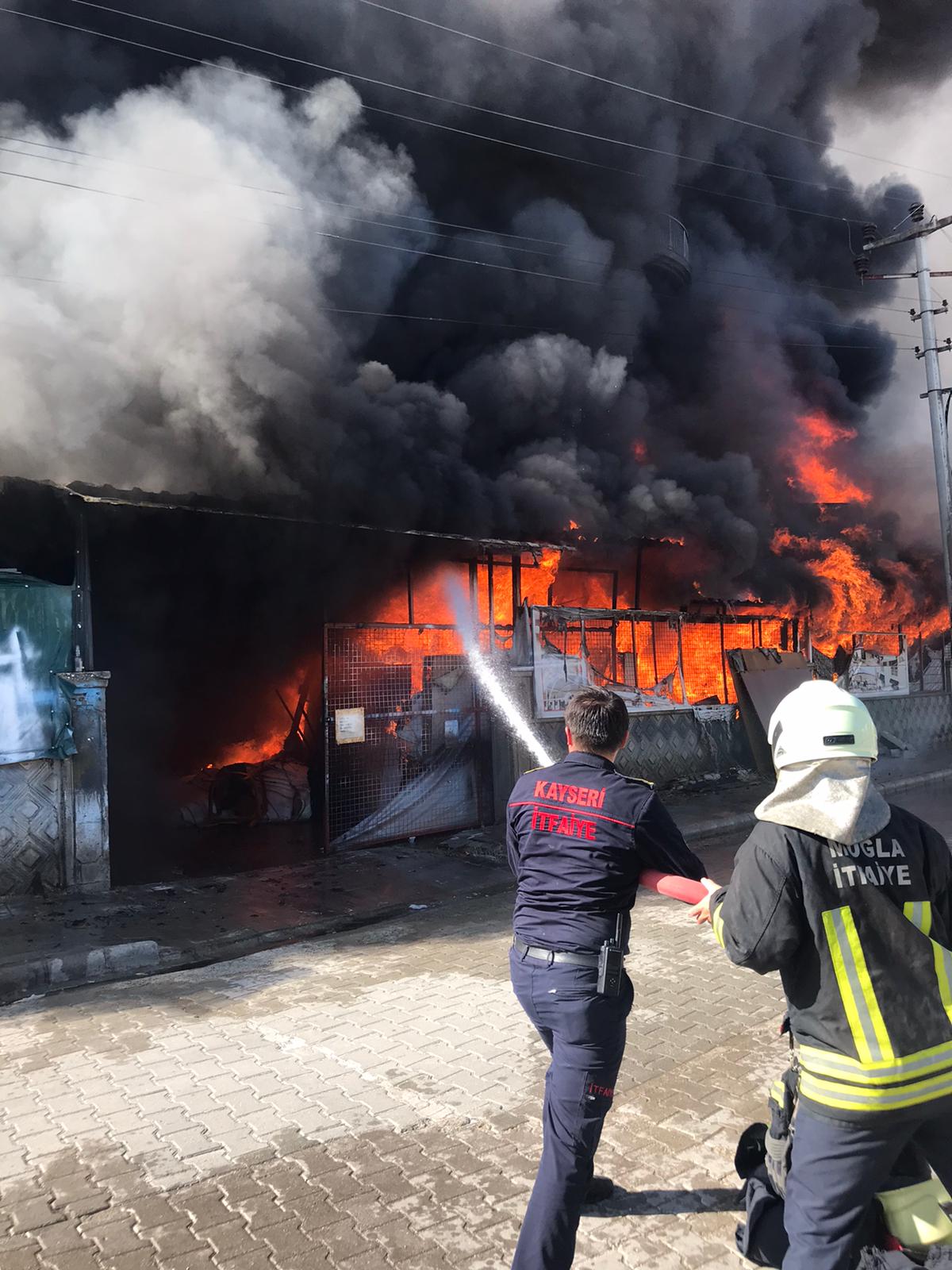 Muğla’da Orman Yangınına Gittiler, Yangın Çıkan 3 Katlı Binayı Söndürdüler