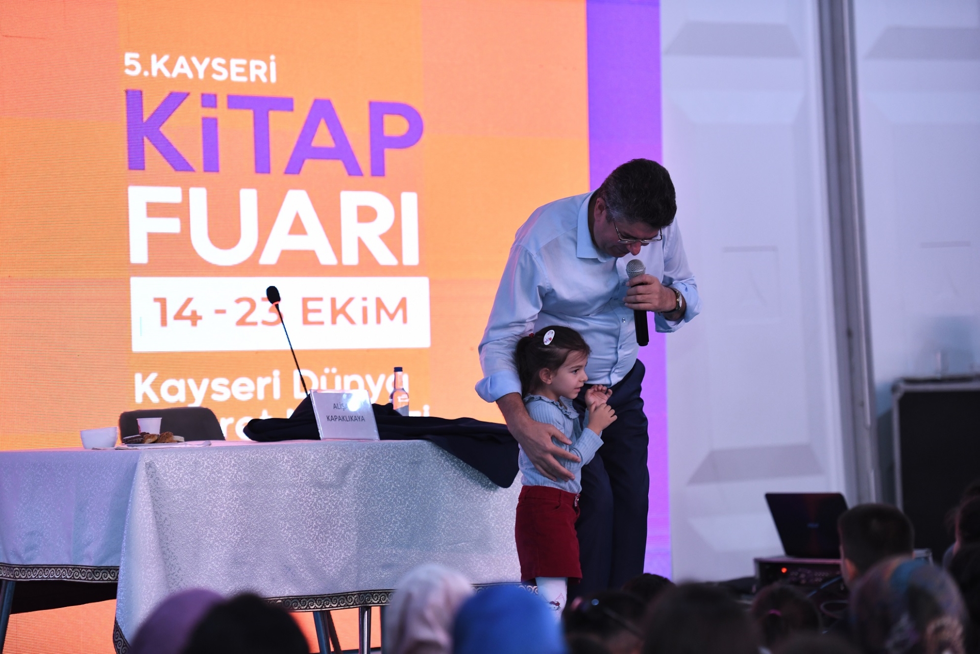 5. Kayseri Kitap Fuarı’nda Ünlü Yazarlar İnanç ve Kapaklıkaya Sevenleriyle Buluştu