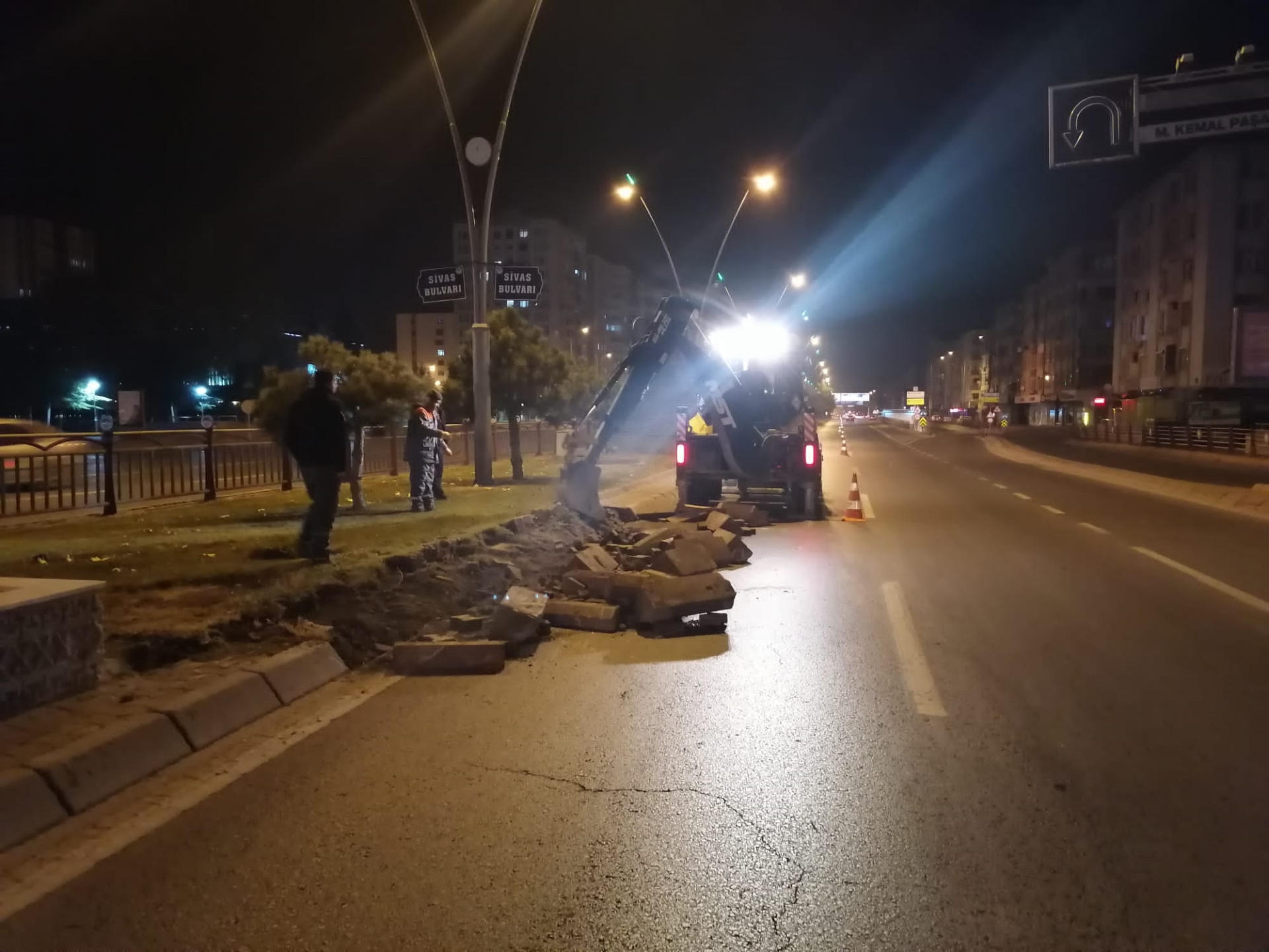 Büyükşehir’den “Yol Genişletme ve Şerit Düzenleme” Çalışması