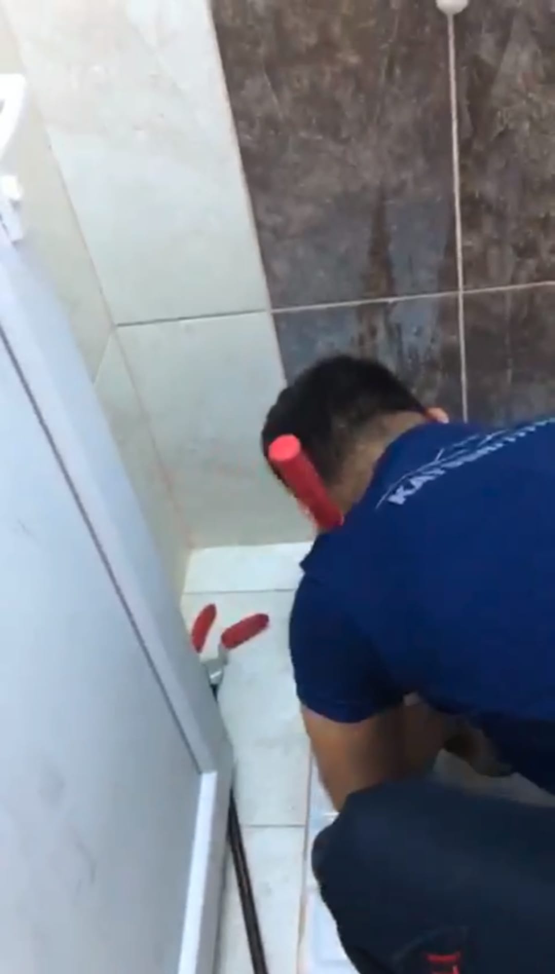 Büyükşehir İtfaiyesi, Tuvalet Giderine Sıkışan Minik Kediyi Kurtardı