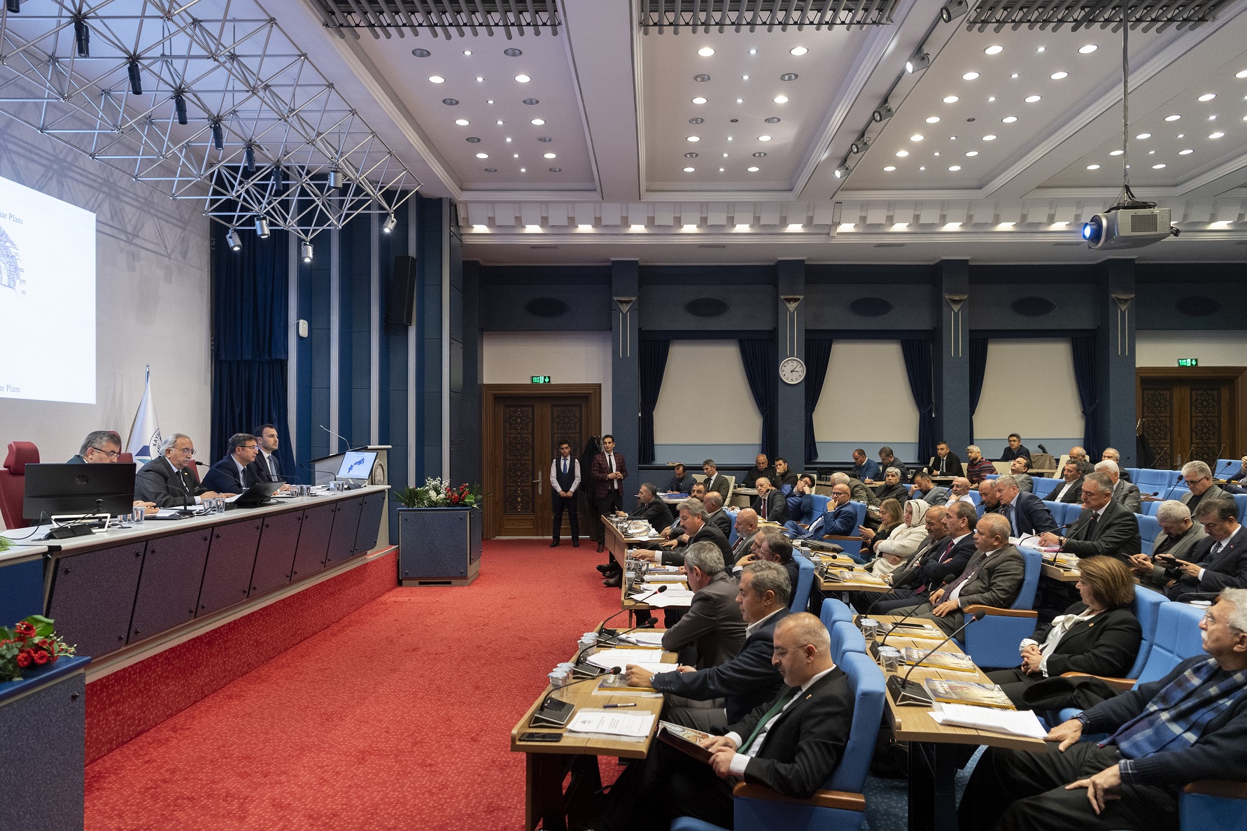 Büyükşehir’in “İnsan” Odaklı Hizmeti Meclisten Takdir Topladı