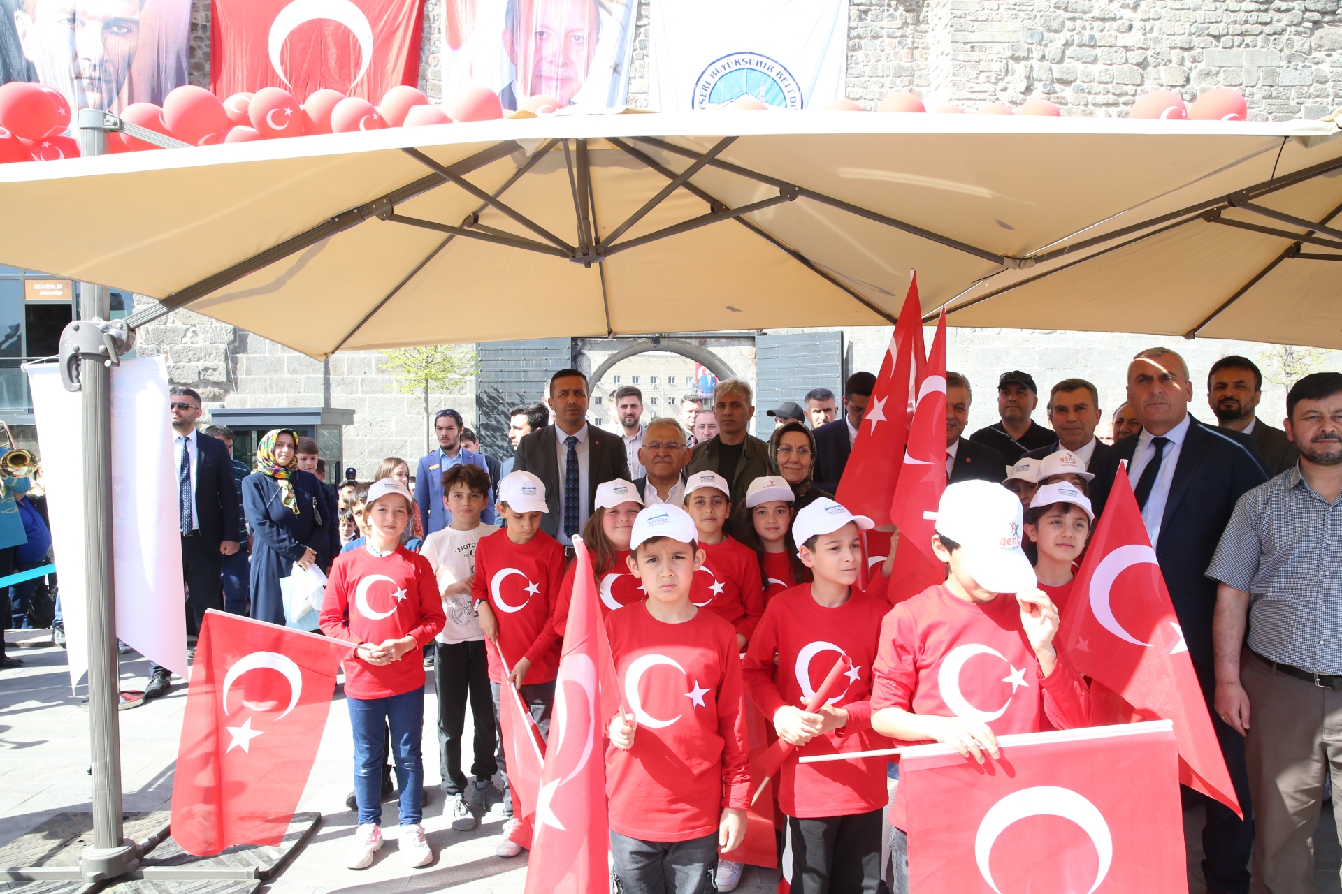 Başkan Büyükkılıç, Geçmişten Günümüze Çocuklar Sergisi’ni Açtı