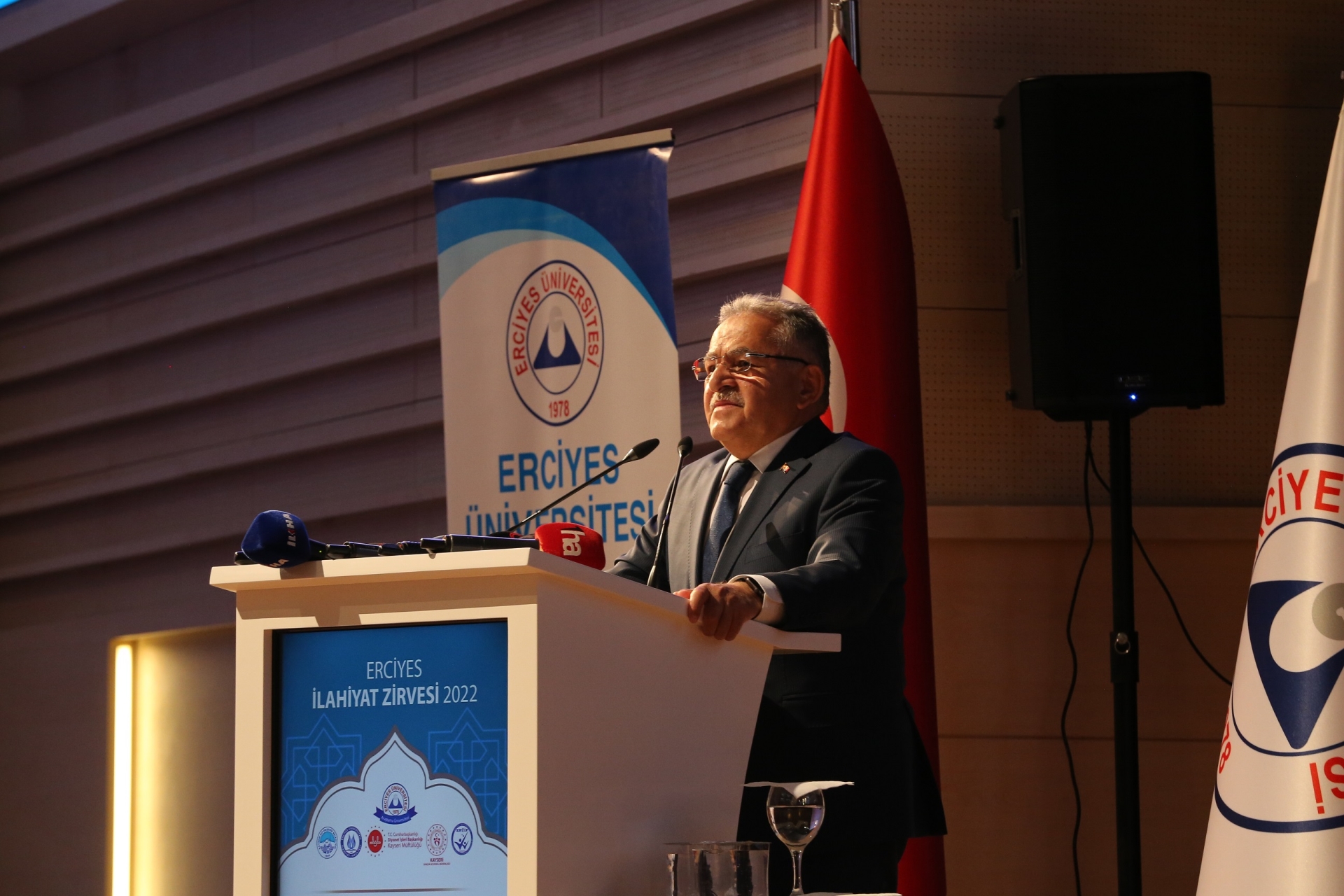 Başkan Büyükkılıç, Cumhurbaşkanlığı Sözcüsü Kalın ile İlahiyat Zirvesi’ne Katıldı