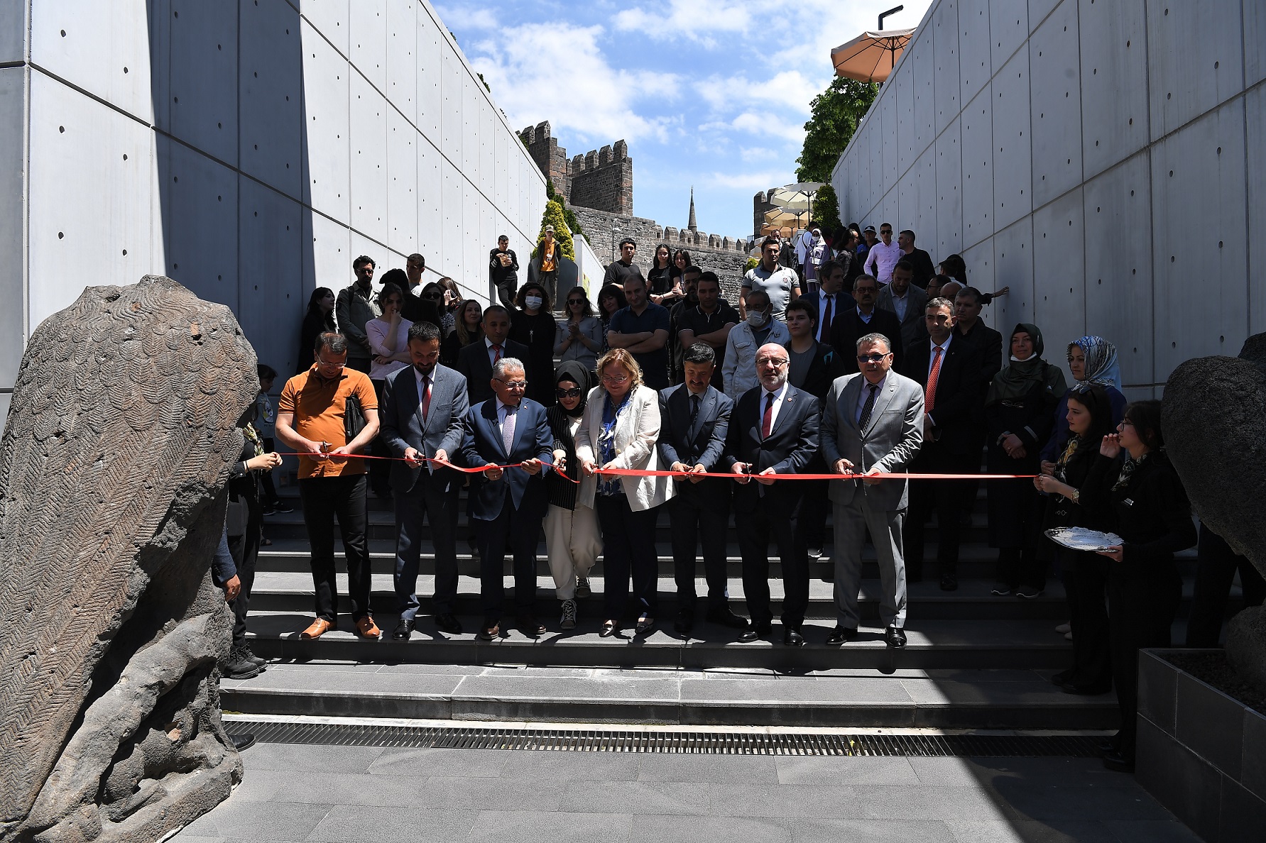 Başkan Büyükkılıç, Müze Günü’nde Gençlerle Sergi Açtı, Türkü Söyledi, Müjde Verdi