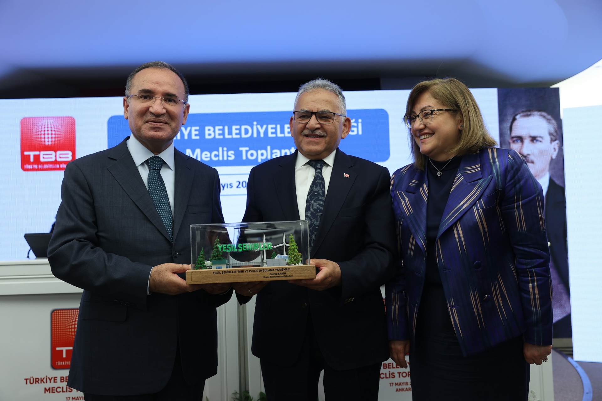 Başkan Büyükkılıç’a Bakan Bozdağ’dan Çevre Dostu Ulaşım Ödülü