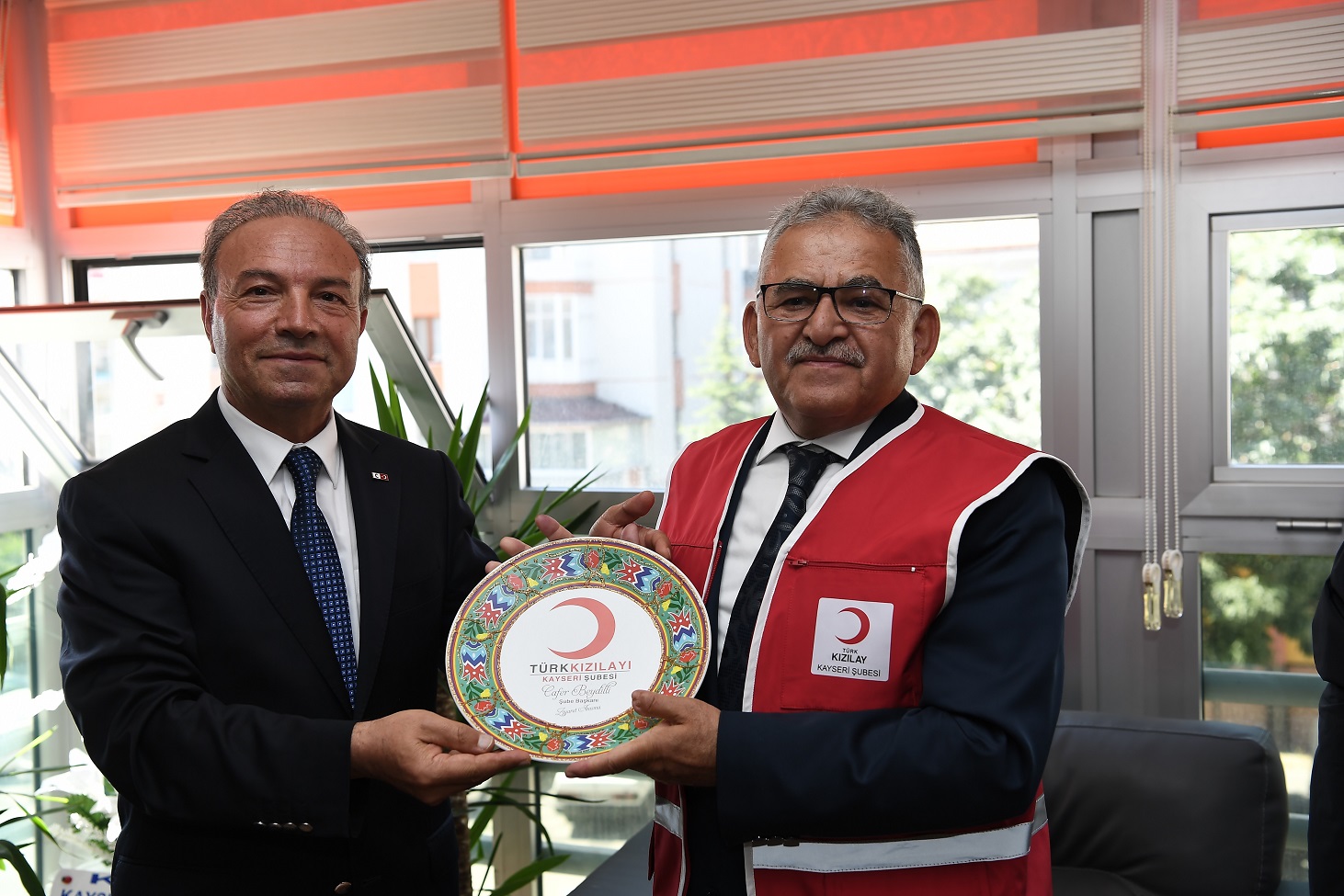 Başkan Büyükkılıç, Kızılay Gönüllü Yeleği Giydi, Kurban Bağışladı