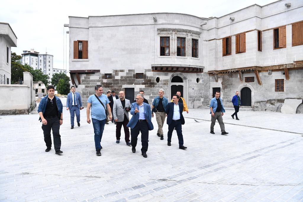 Başkan Büyükkılıç, Vali Çiçek'e Tarihi Kayseri Mahallesi'ni Anlattı
