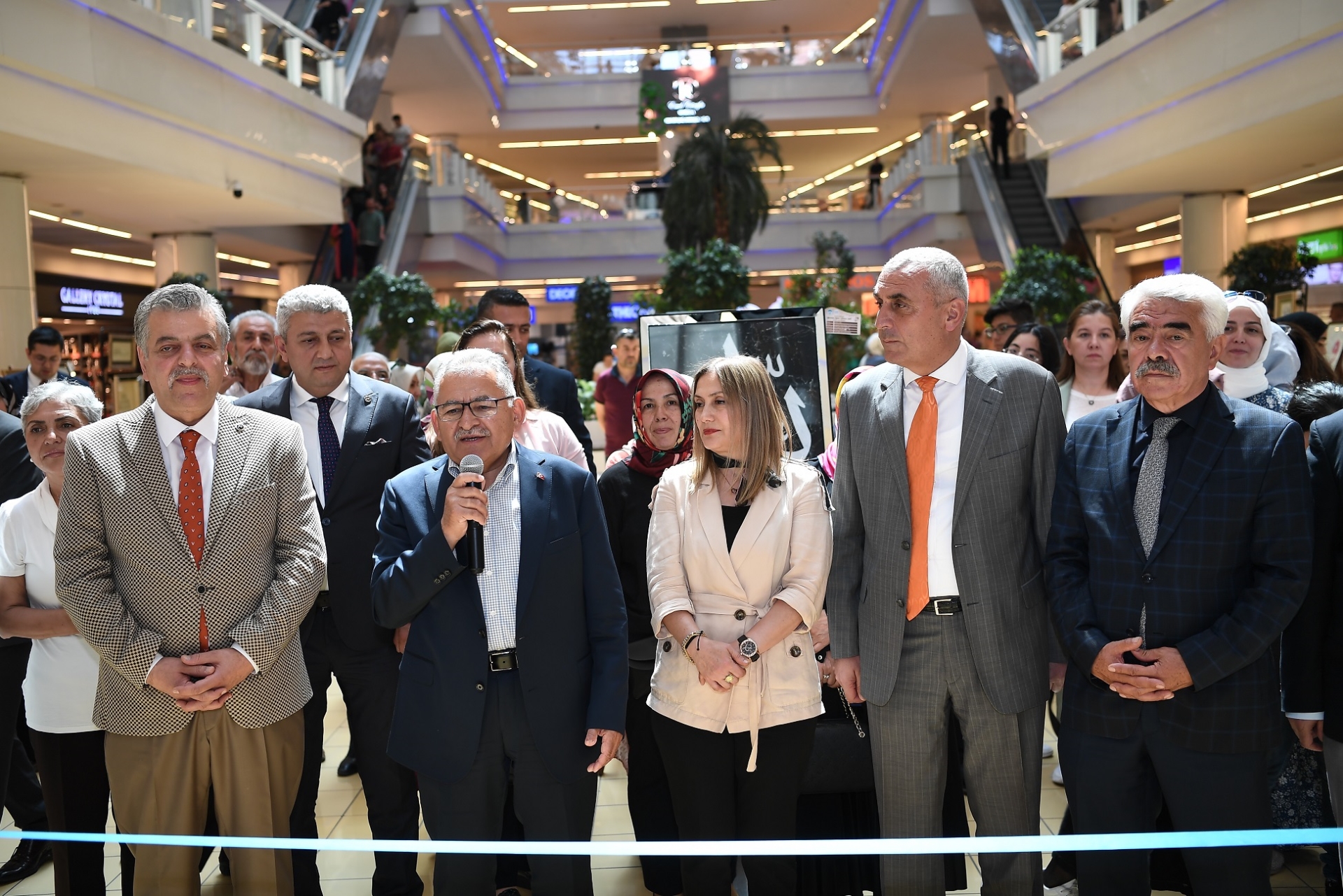 KAYMEK Sergisini Açan Başkan Büyükkılıç’a Sürpriz Hediye