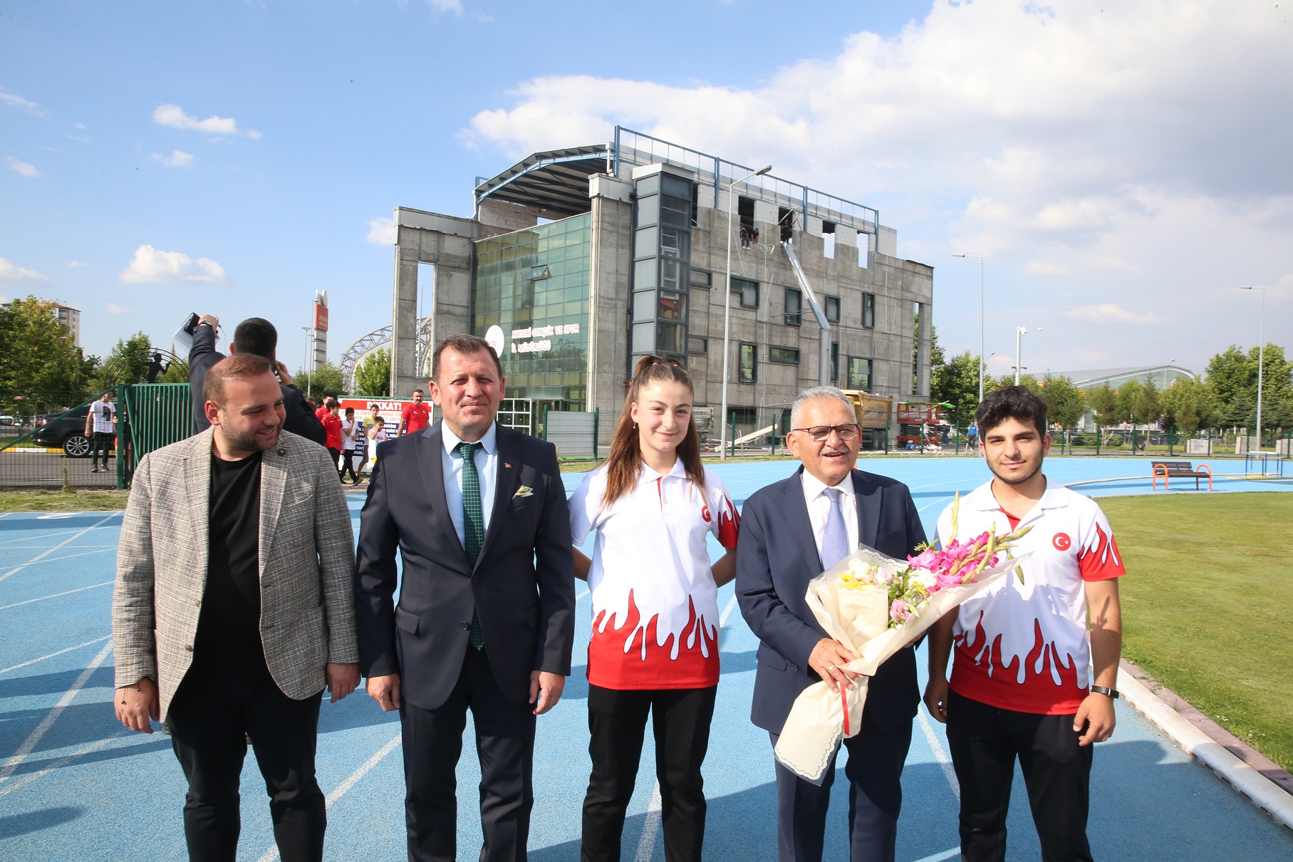 Spor Okulları Açılışına Katılan Başkan Büyükkılıç’a Genç ve Miniklerin Yoğun İlgisi