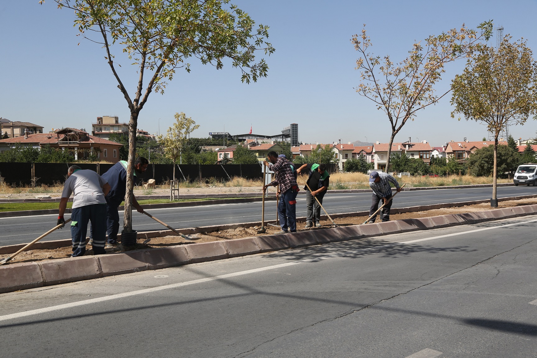 Büyükşehir’den Çim Alan ve Sulama Sistemi Çalışmaları