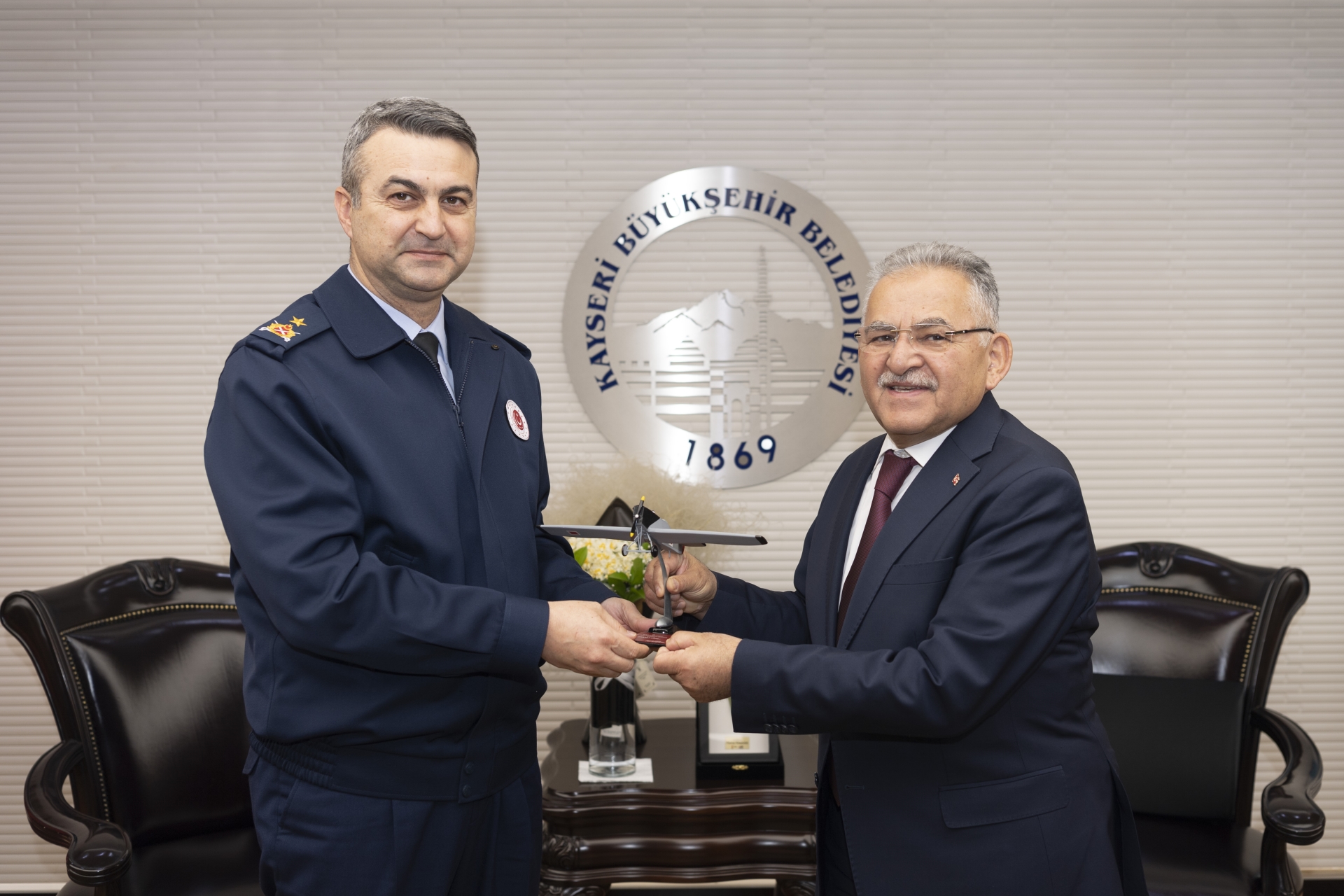 Başkan Büyükkılıç’a Garnizon Komutanı Taşan’dan Anlamlı Hediye