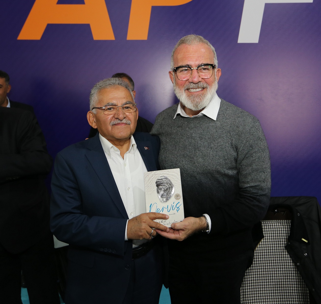 Başkan Büyükkılıç, Yenişehirlioğlu’nun Söyleşisine Katıldı, Kitap İmzalattı