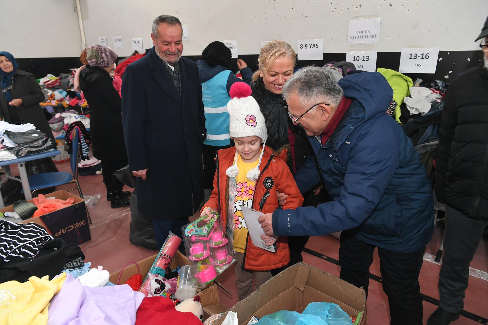 Başkan Büyükkılıç, Depremzedeleri Kaldıkları Yurtta Ziyaret Etti
