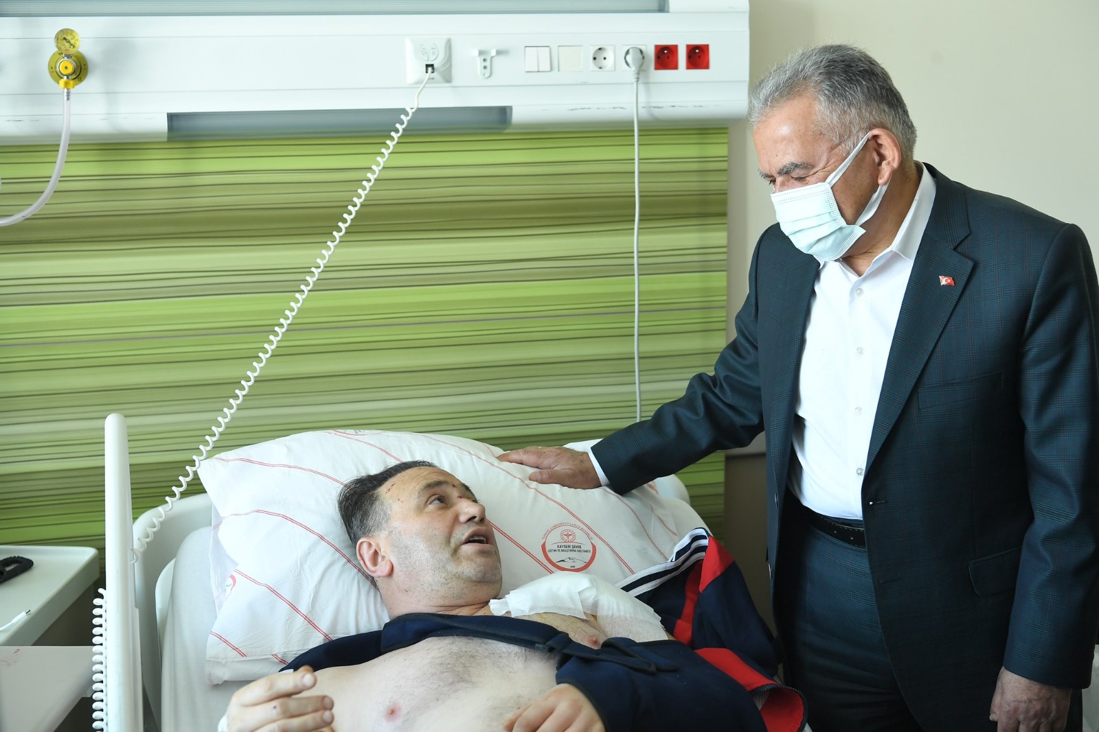 Başkan Büyükkılıç, Yaralı Depremzedeleri Hastanede Ziyaret Etti