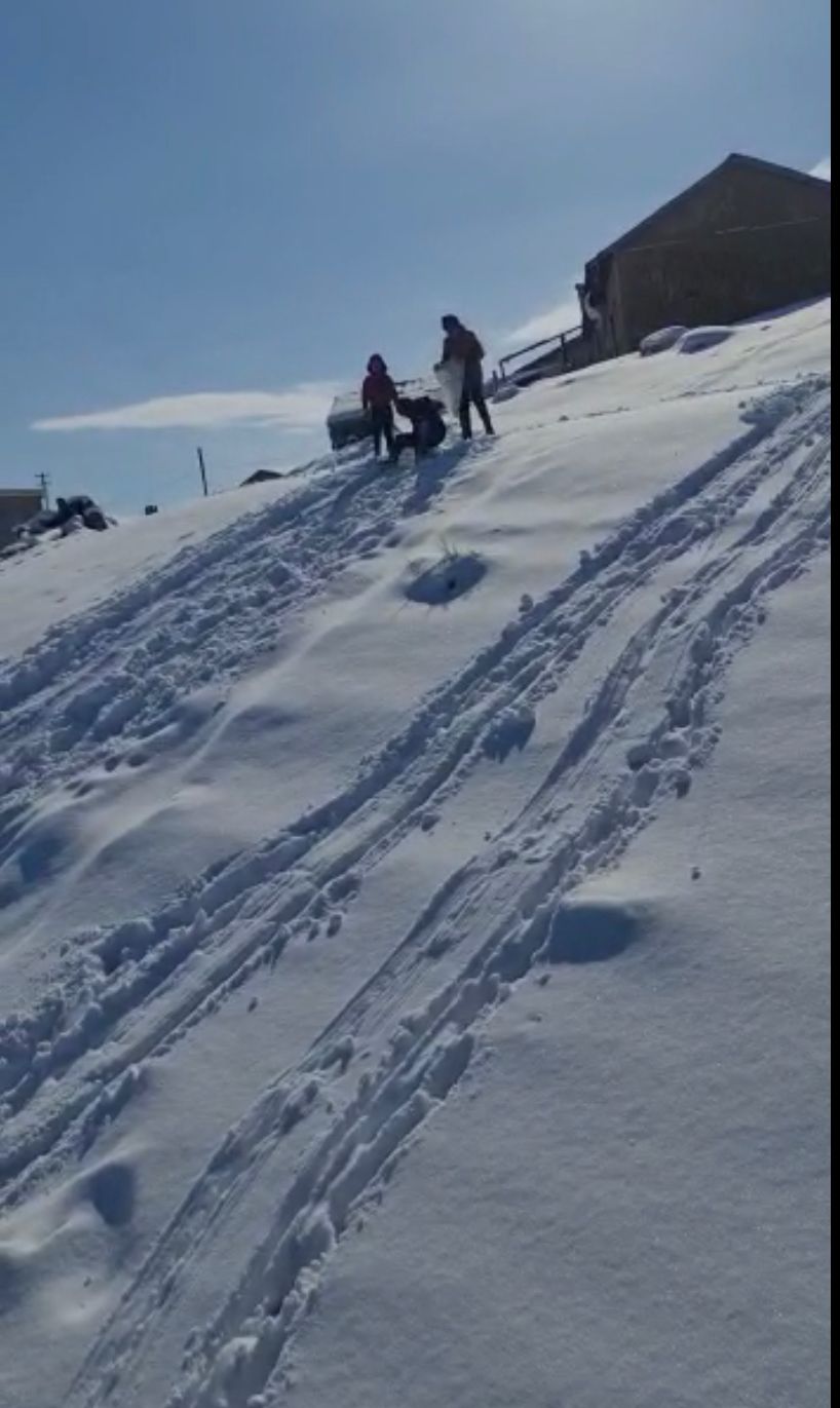Büyükşehir Yolları Temizledi, Çocuklar Karın Keyfini Çıkardı