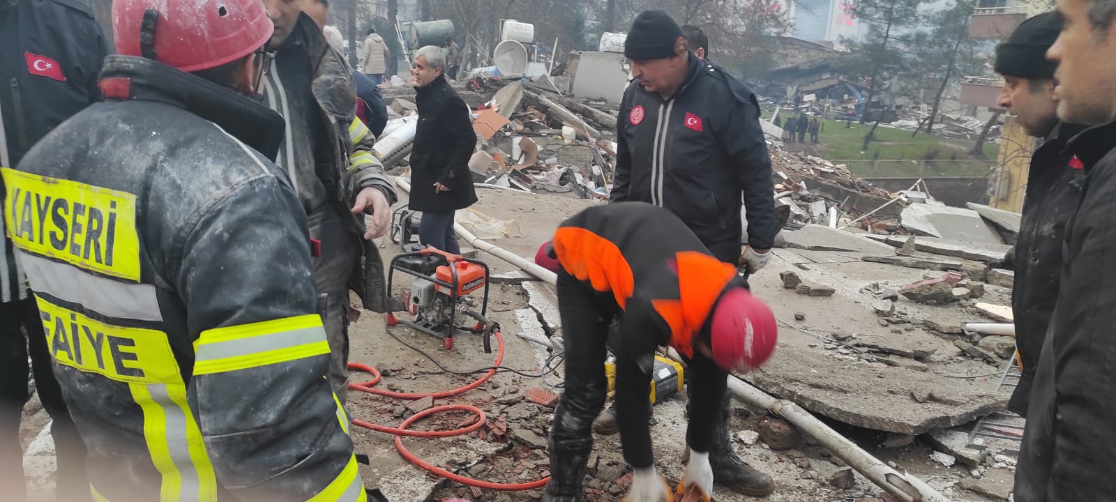 Kayseri Büyükşehir, Deprem Bölgesinde Yaraları Sarıyor