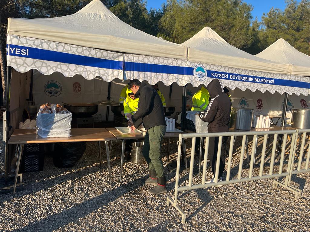 Kayseri Büyükşehir'den Depremzedeler İçin Sıcak Çorba ve Dağıtım Noktası