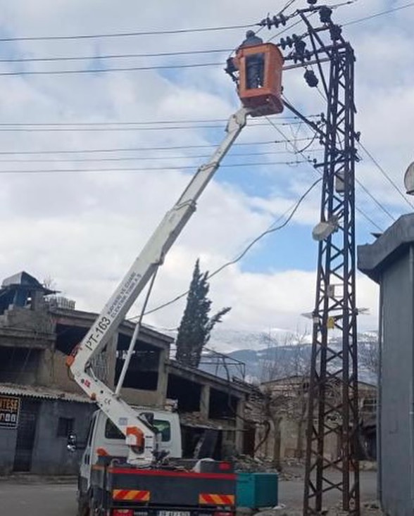 KCETAŞ, Kahramanmaraş'ta Yıkılan Enerji Hatlarını Onarıyor