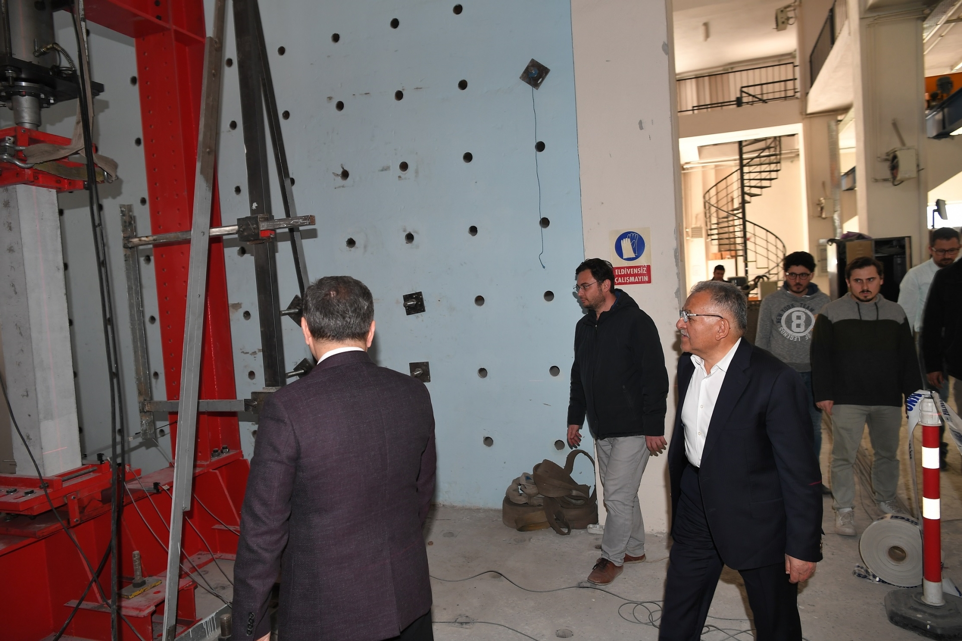 Büyükkılıç, 2014’te Hayata Geçirdiği ERÜ Deprem Araştırma Laboratuvarı’nı Ziyaret Etti