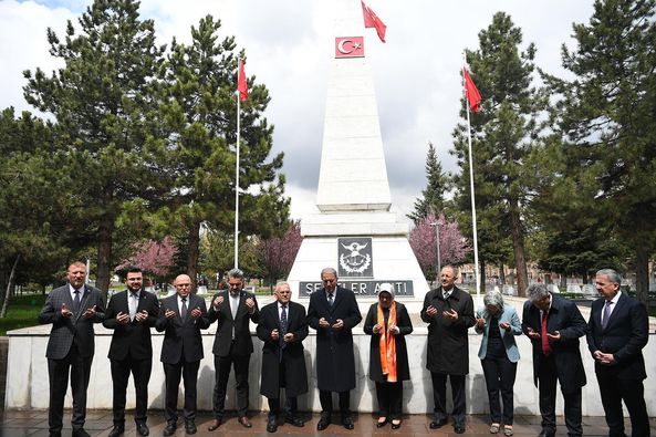 Bakan Akar, Özhaseki ve Büyükkılıç’tan Kartal Şehitliği'ne Ziyaret