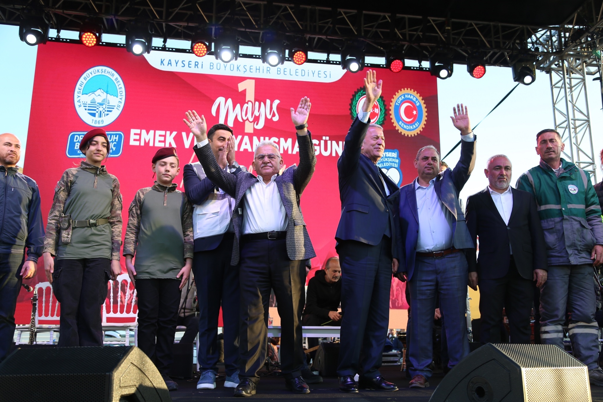Bakan Akar ile Başkan Büyükkılıç, İşçi ve Aileleriyle Konserde Bir Araya Geldi