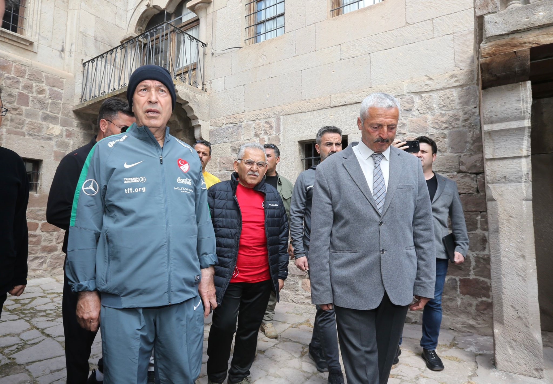 Bakan Akar ve Başkan Büyükkılıç, Gençlerle Büyükşehir'in Doğa Yürüyüşünde Buluştu