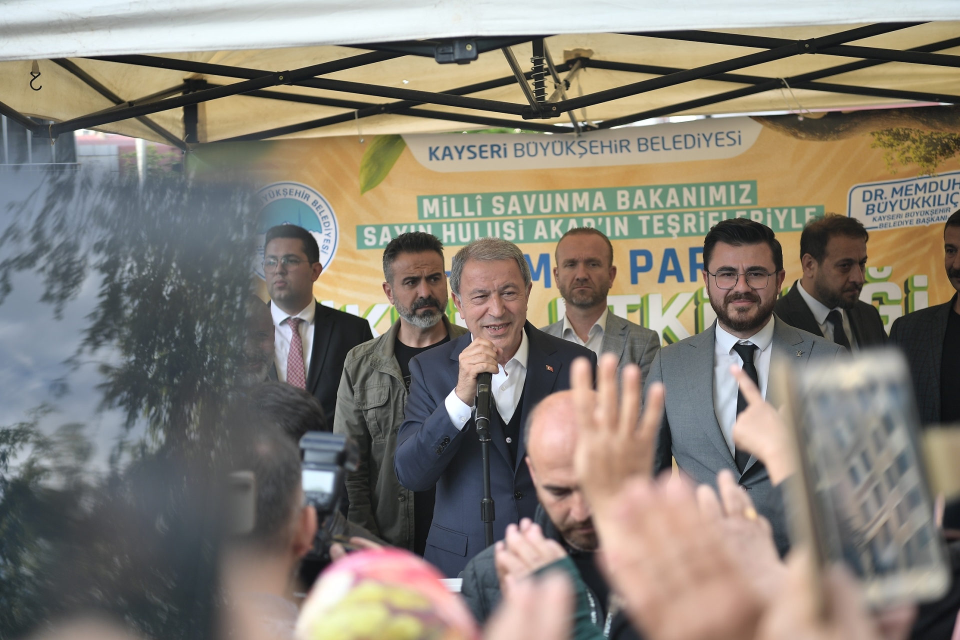 Bakan Akar’a Vatandaşlardan Yoğun İlgi
