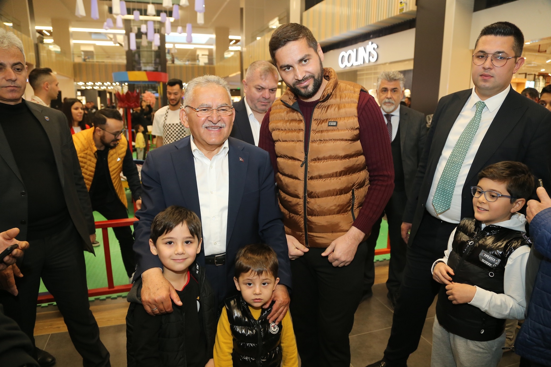 Büyükkılıç,  Kumsmall Alışveriş Merkezi’nde Esnaf ve Vatandaşlarla Buluştu