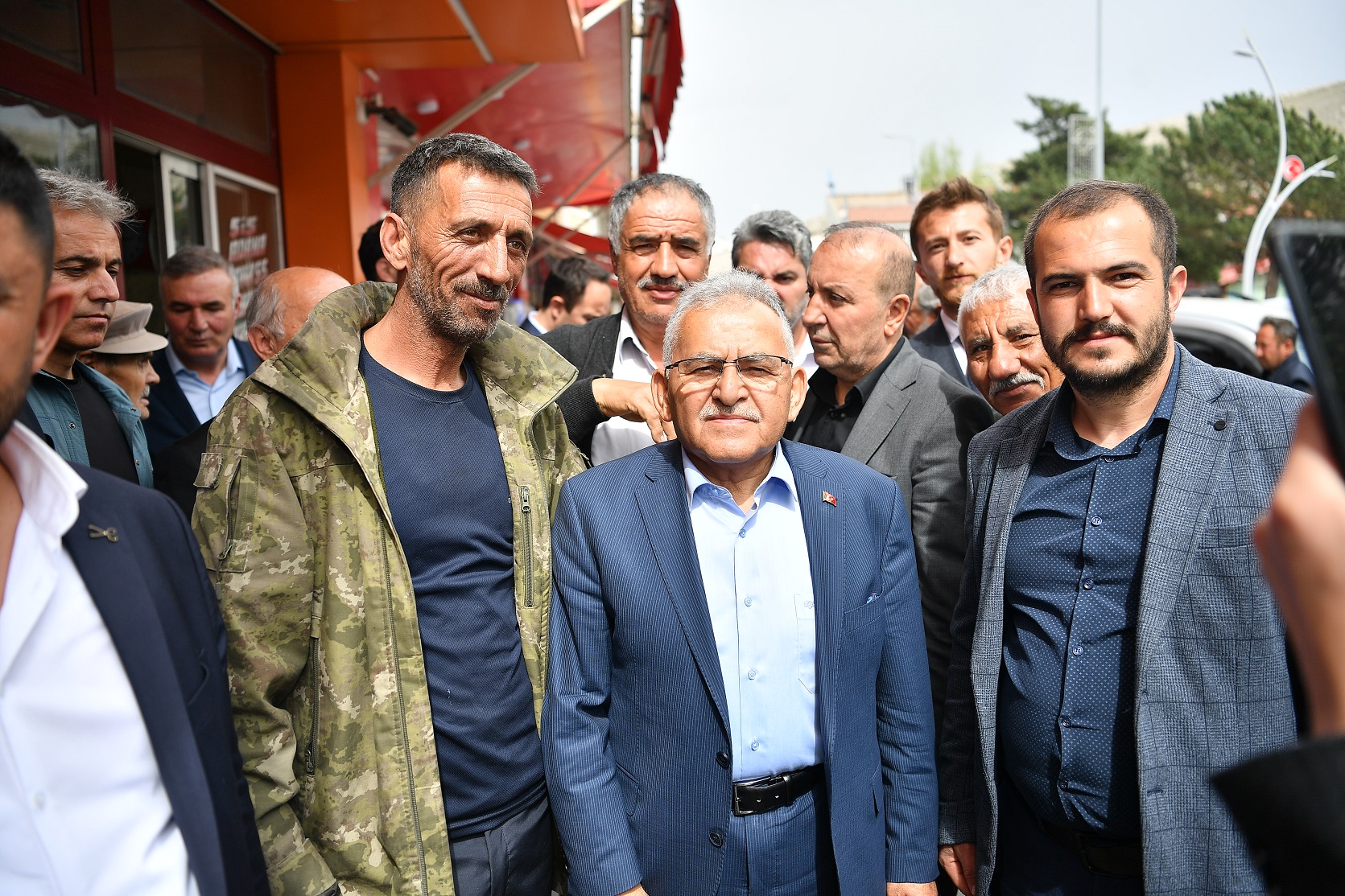 Başkan Büyükkılıç, Pınarbaşı Esnafı ve İlçe Sakinleriyle Kucaklaştı