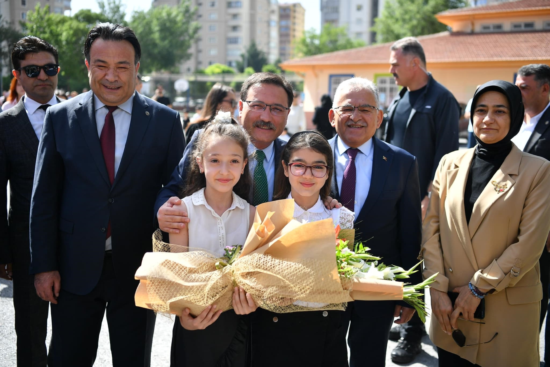 Başkan Büyükkılıç, Vali Çiçek İle Öğrencilerin Karne Coşkusuna Eşlik Etti