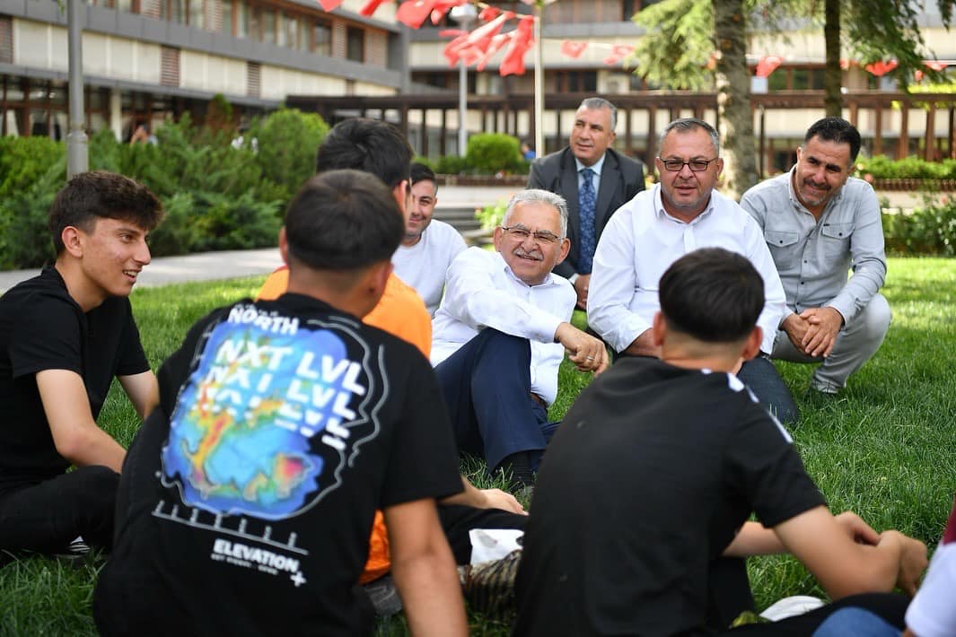 Başkan Büyükkılıç’ın Gençlerle Park Keyfi