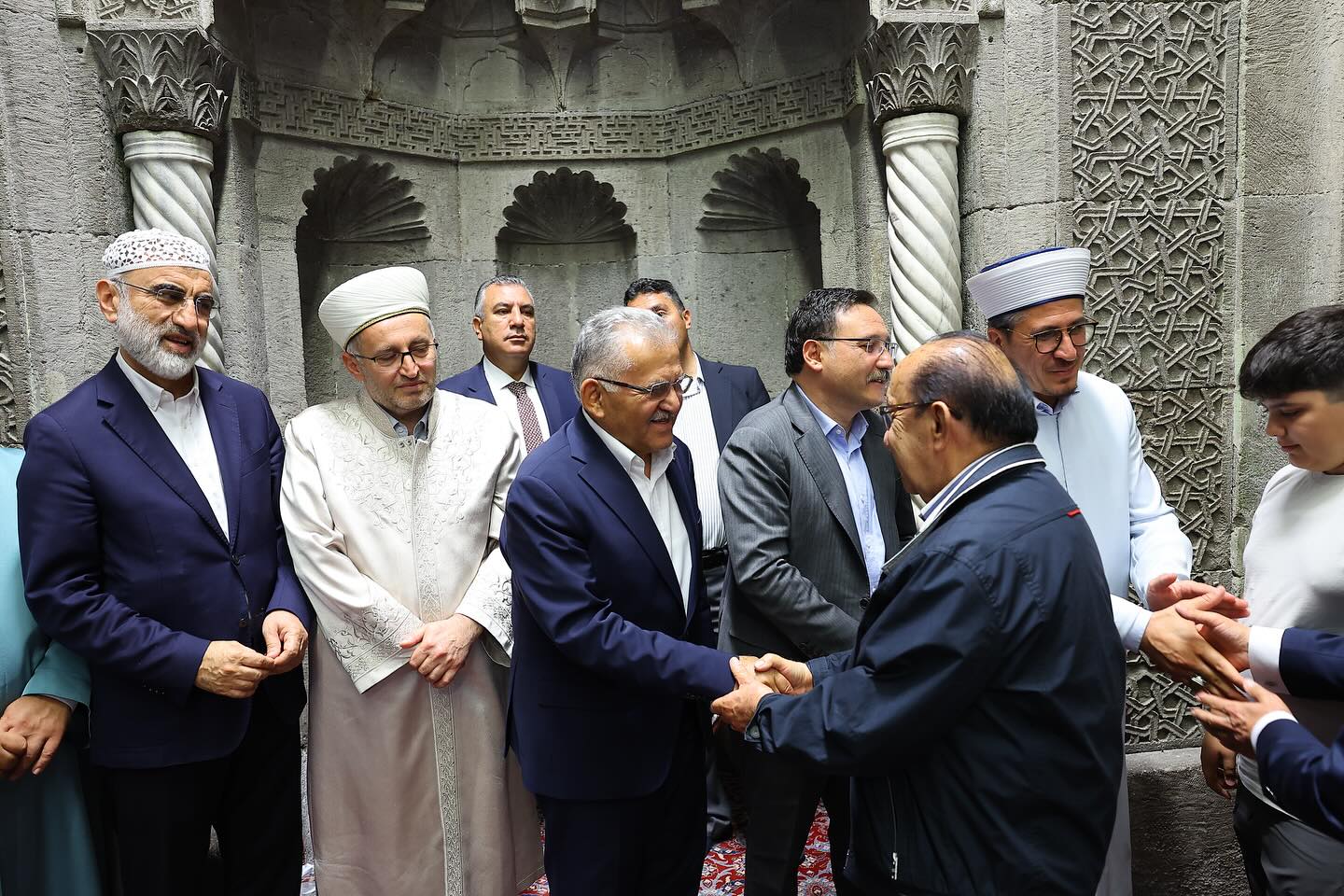 Büyükkılıç Bayrama, Bayram Namazı Kılarak ve Vatandaşlarla Kucaklaşarak Başladı