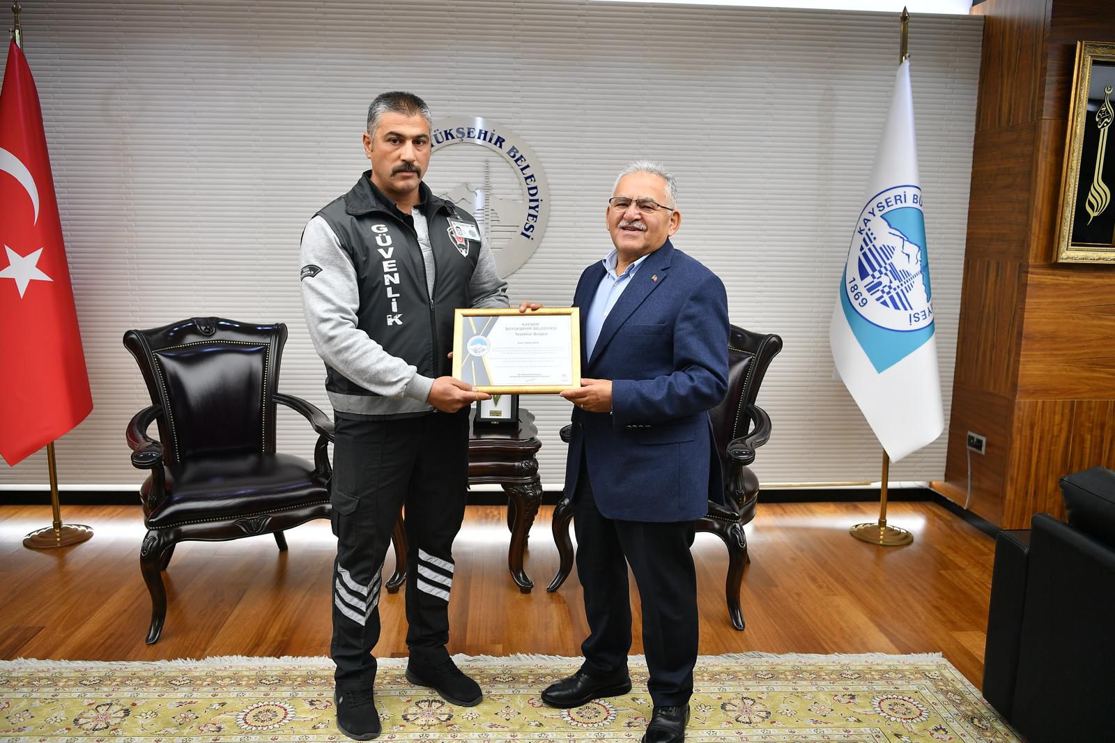 Başkan Büyükkılıç’tan, Raylı Sistem İstasyonunda Refleksiyle Hayat Kurtaran Personele Teşekkür Belgesi