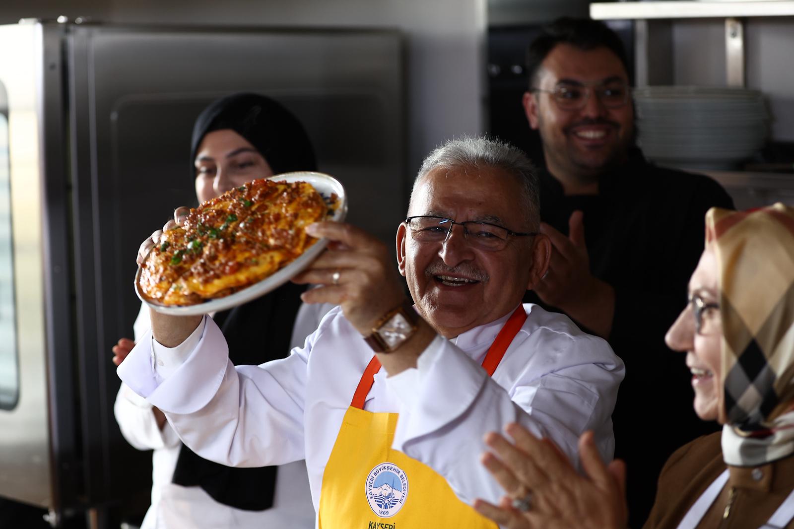 Büyükkılıç ve Eşi Dr. Necmiye Büyükkılıç, Ünlü Şeflerle Birlikte Kayseri Yağlaması Yaptı
