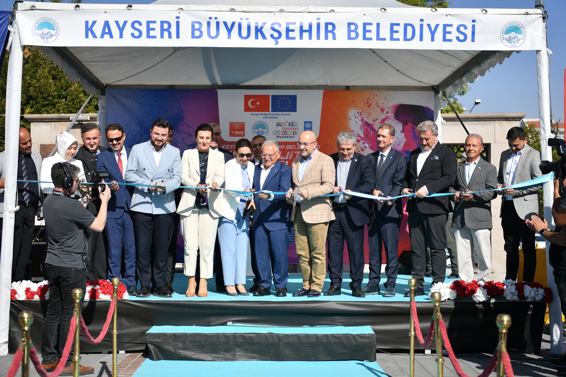 Büyükşehir'in Gençlere Yönelik Büyüleyici ‘Mobil Dijital Gençlik Merkezi’ Açıldı