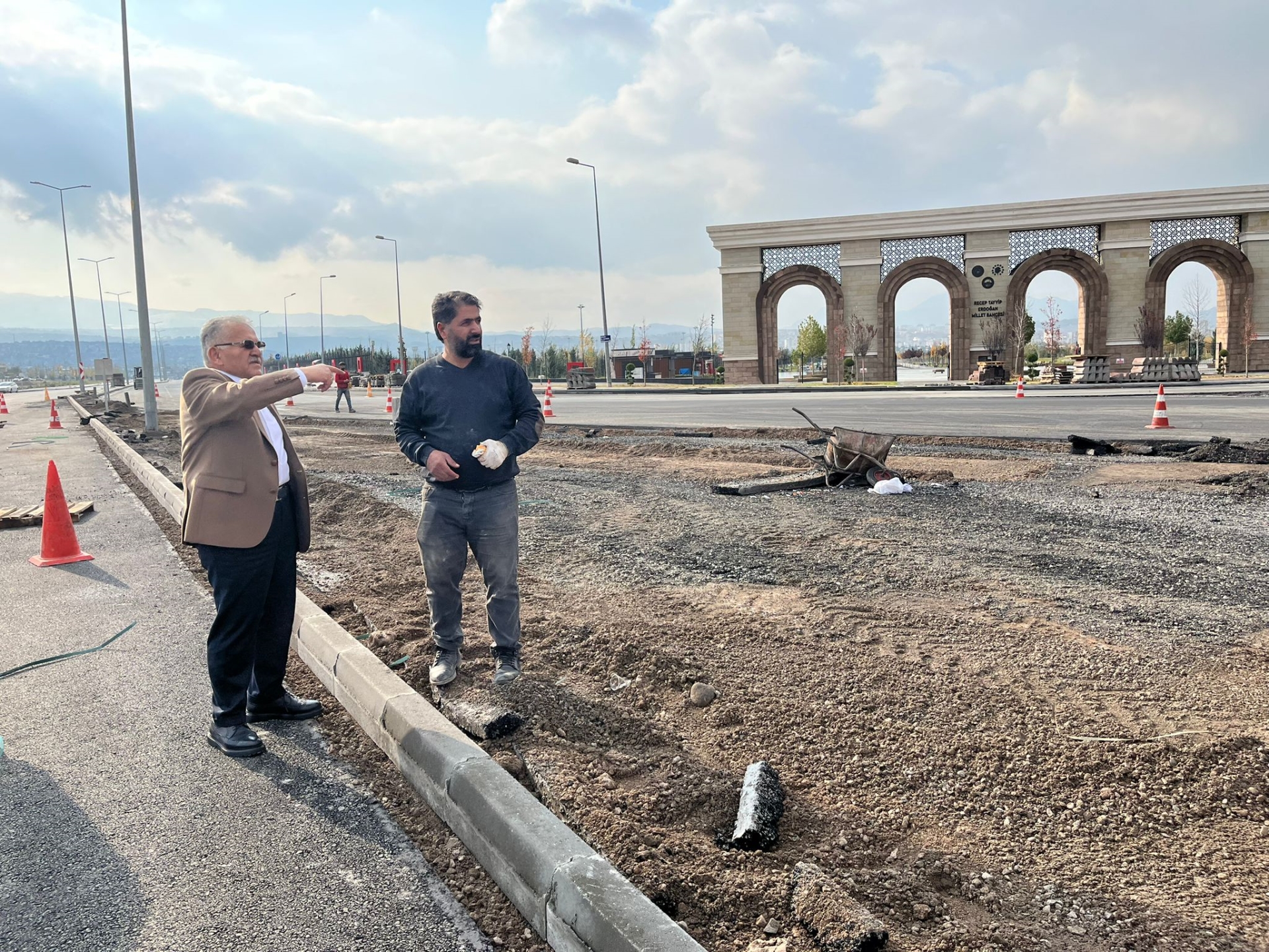 Başkan Büyükkılıç’tan, Talas Bulvarı Üzerindeki Kavşak Düzenleme ve Deplase Çalışmalarında Pazar Mesaisi
