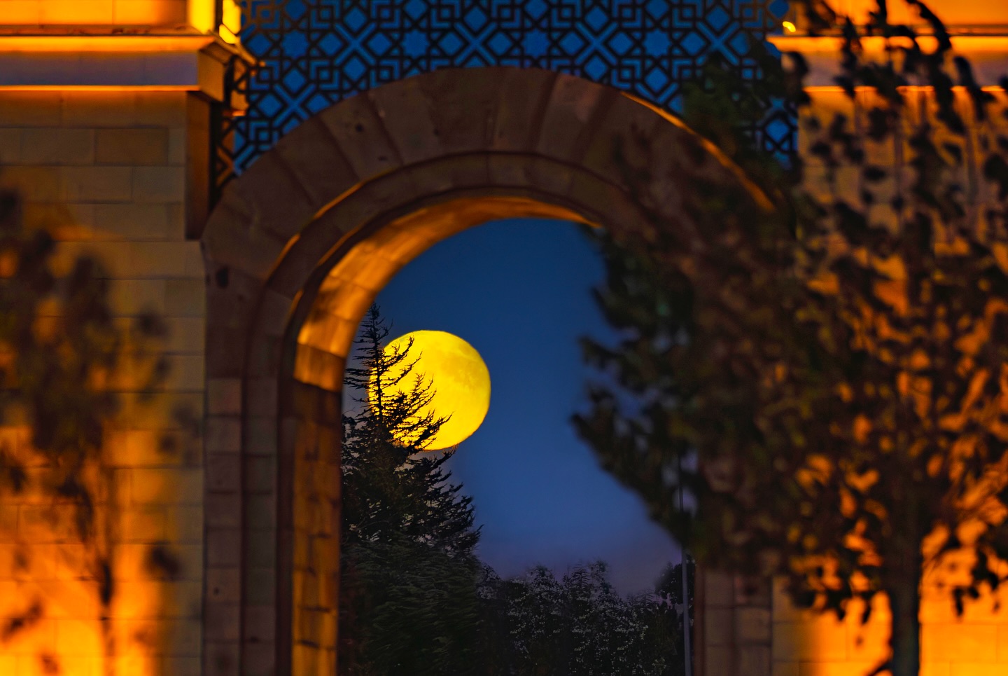 Büyükşehir Objektifinden Süper Dolunay Tutulması: Görsel Şölen