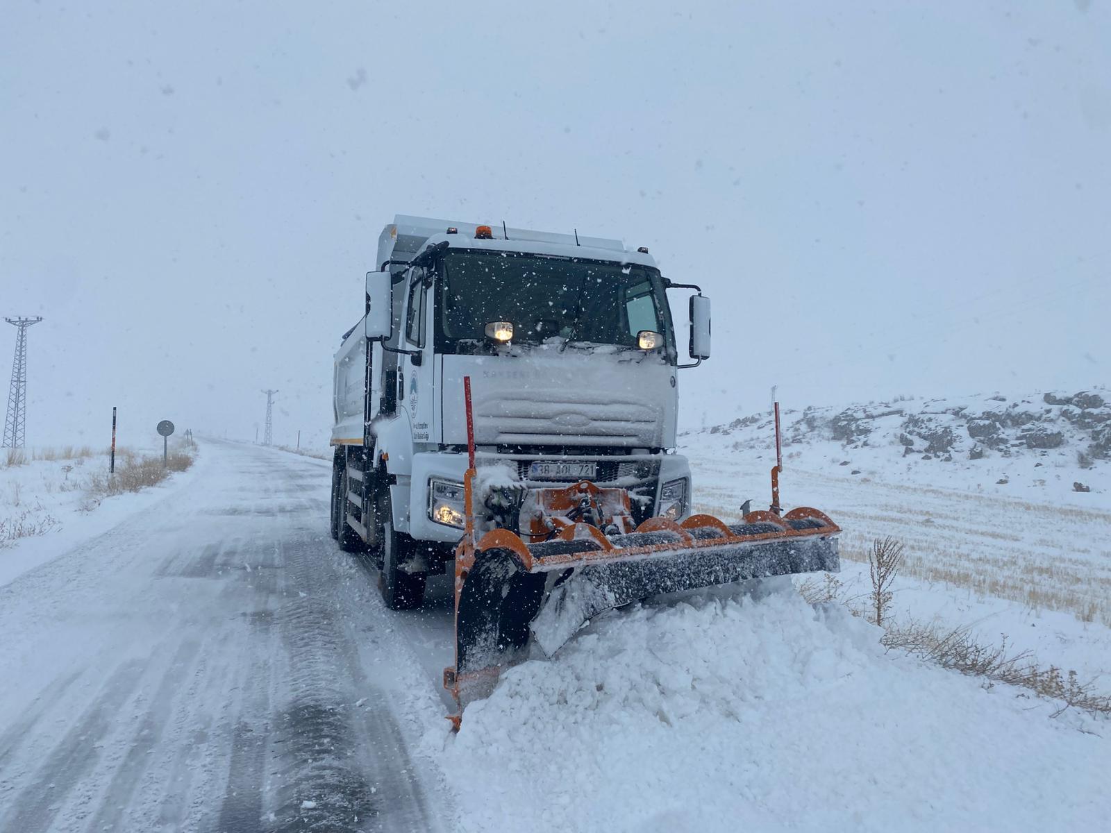 Büyükşehir, Kırsaldaki Yoğun Kar Yağışında Yolları Ulaşıma Açmaya Gayret Gösteriyor