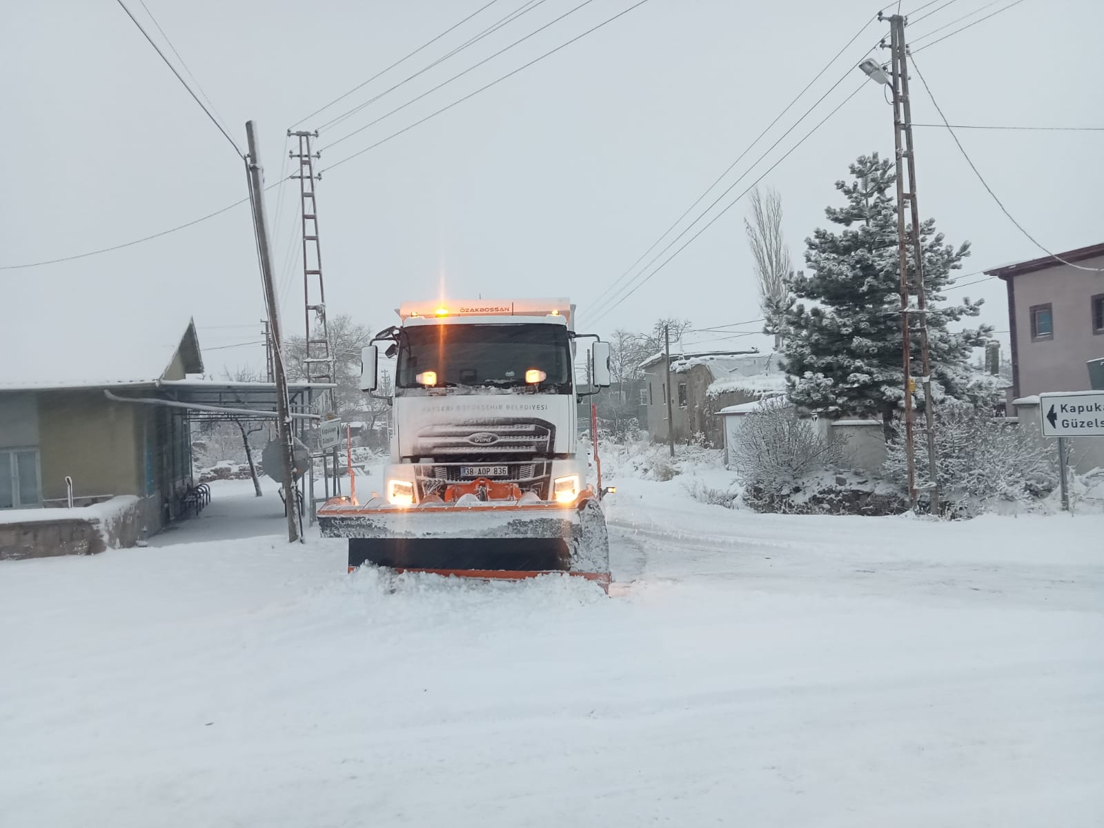 Büyükşehir’den Karla Mücadele: 61 Mahalle Yolu Ulaşıma Açıldı