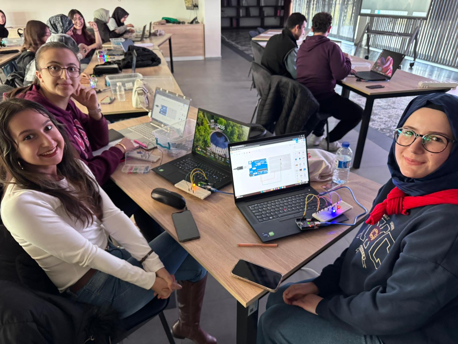 Büyükşehir’in Bilişim Akademisi’nden Öğretmen Adaylarına Robotik Kodlama Eğitimi