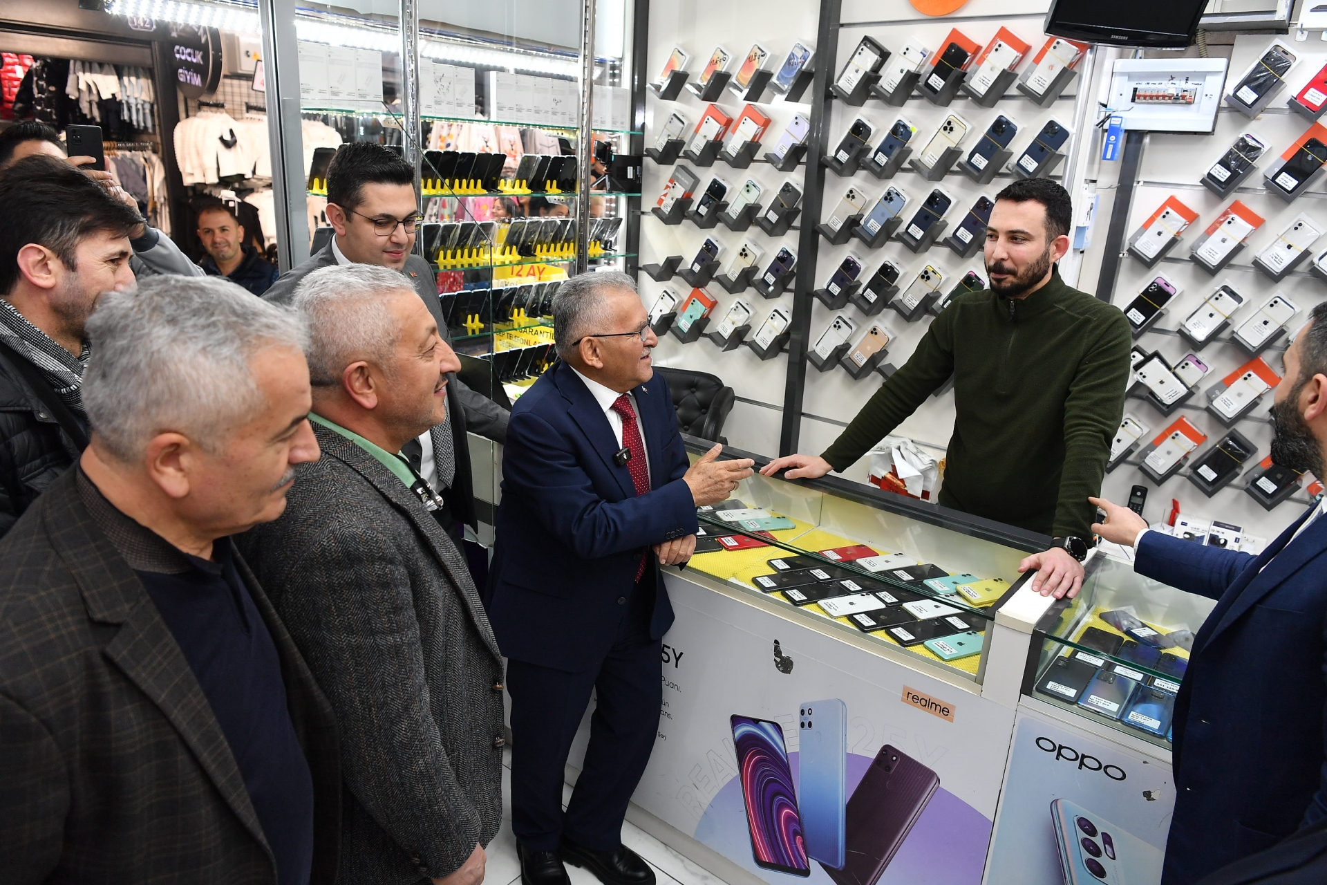 Başkan Büyükkılıç’tan Cumhuriyet Meydanı ve Yeraltı Çarşısı'nda Sıcak ve Samimi Buluşma