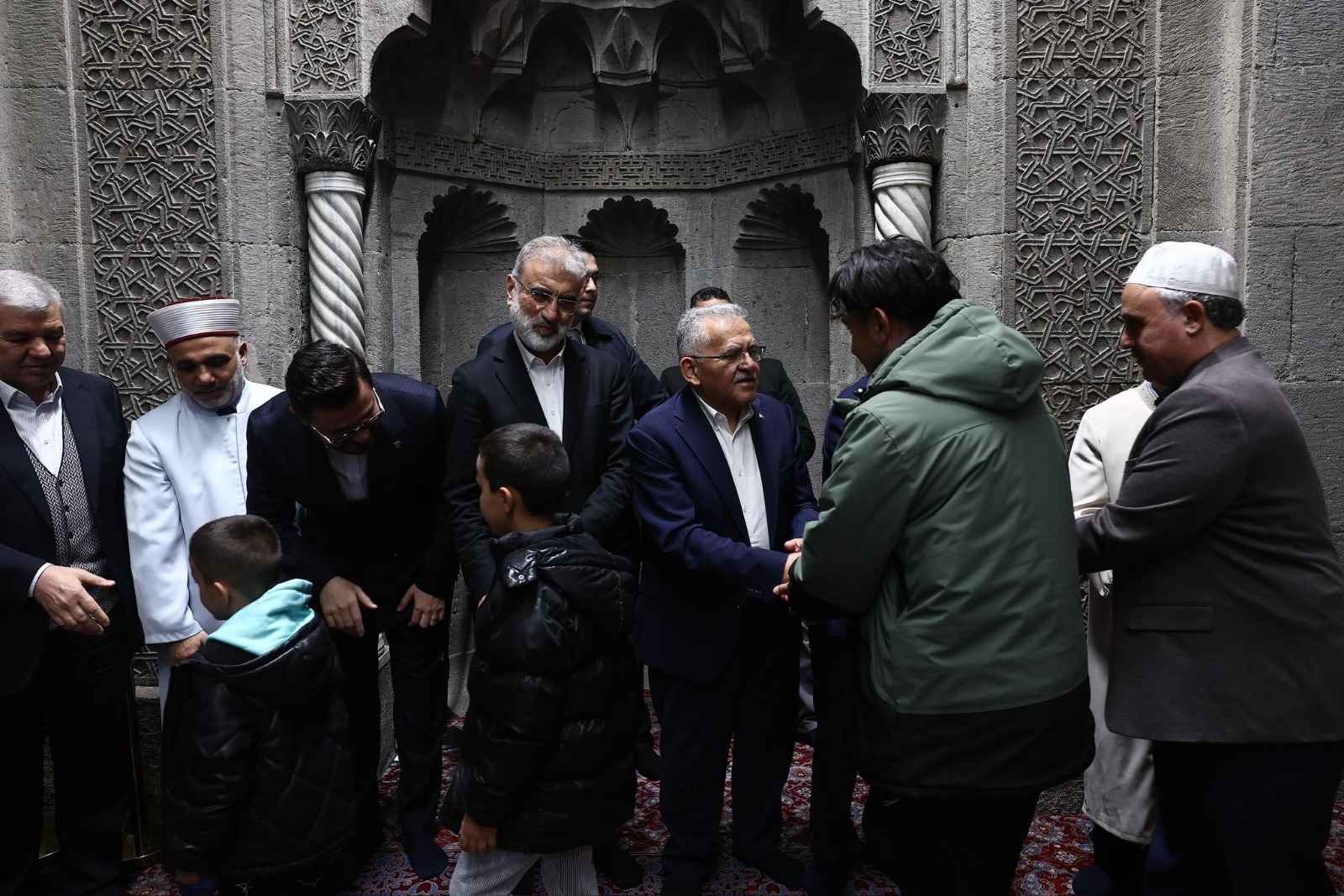 Büyükkılıç, Bayram Namazı Sonrası Kayserililerle Bayramlaştı