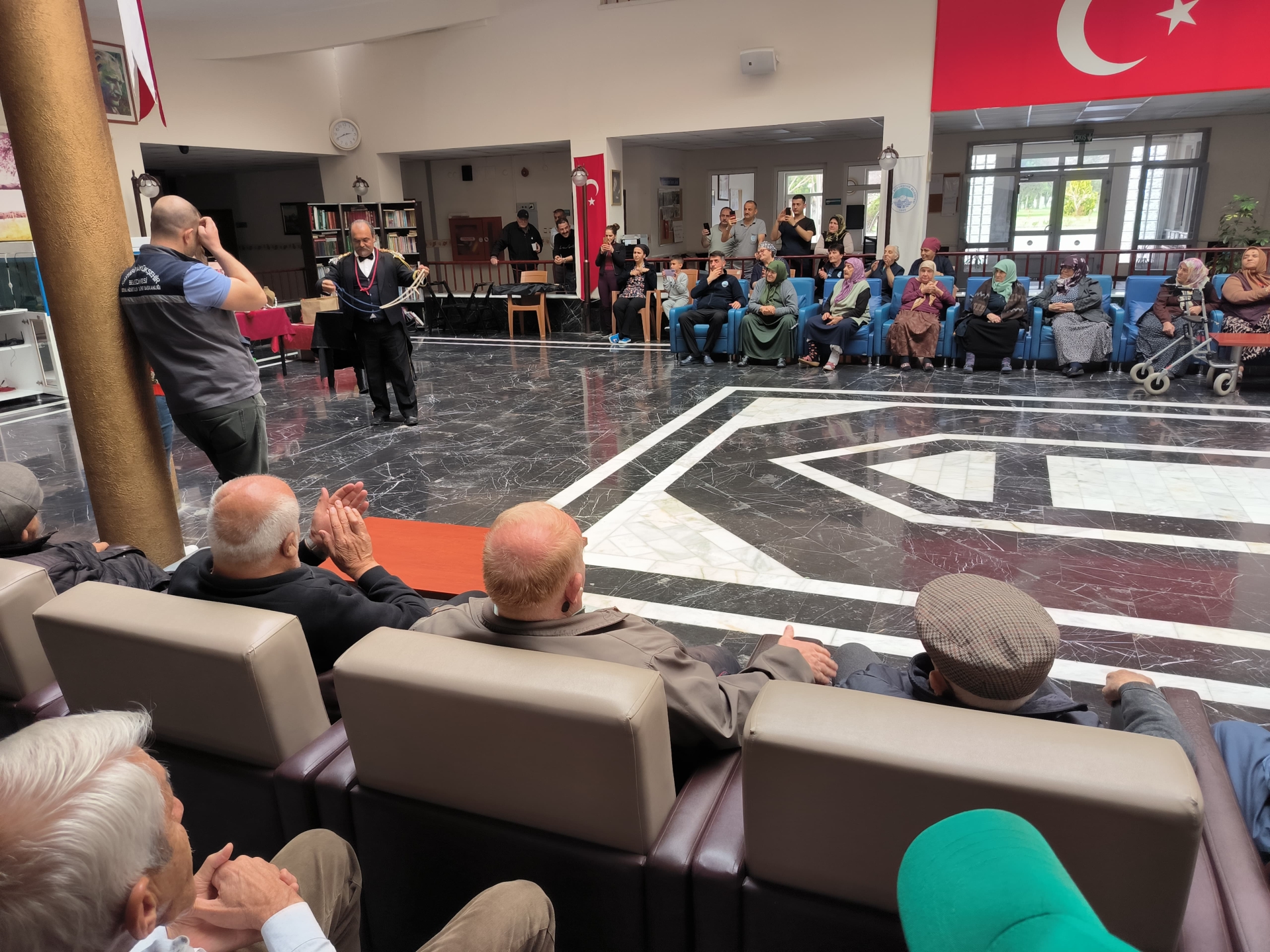 Büyükşehir, Huzurevindeki Yaşlı Çınarları Bayramda, İllüzyon Gösterisi ile Keyiflendirdi