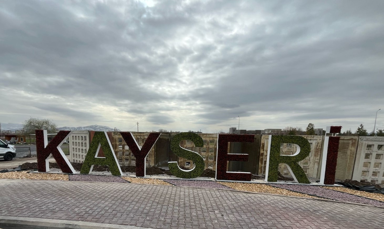 Büyükşehir’den Kayseri’yi Bahar Renklerine Bürüyen Peyzaj Çalışmaları