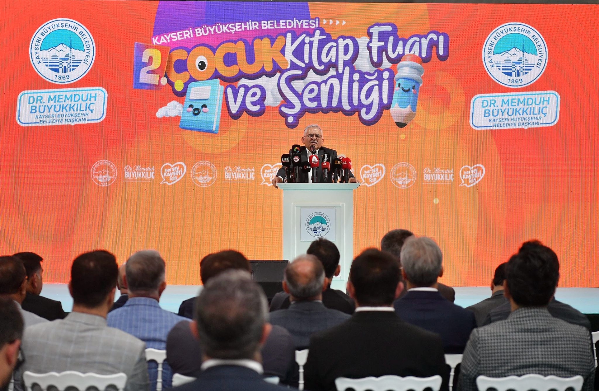 Büyükşehir’in Çocuk Kitap Fuarı ve Şenliği’ne Muhteşem Açılış