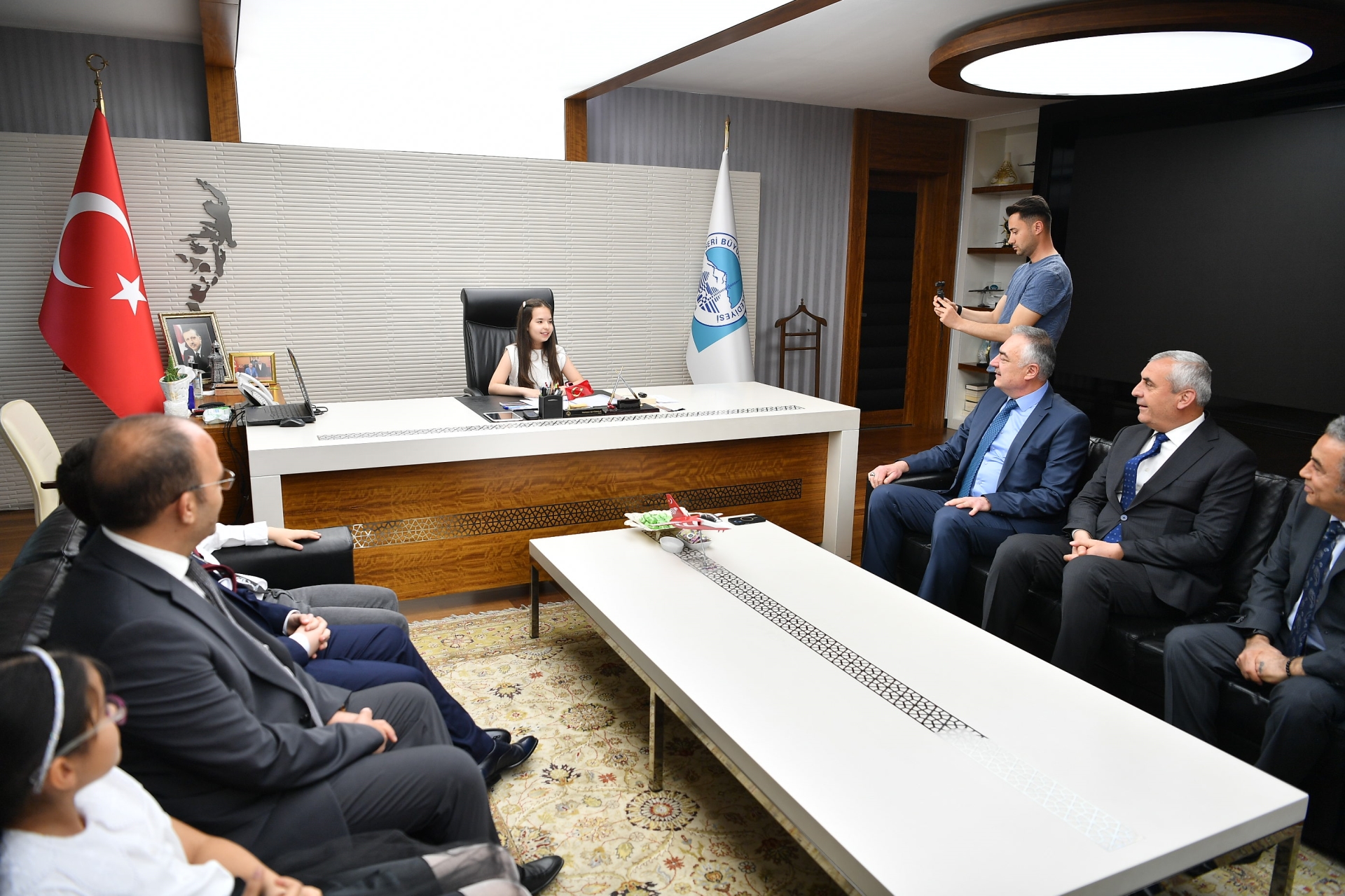 Minik Öğrenci Okyanus, Büyükşehir Belediyesi Başkanlık Koltuğuna Oturdu