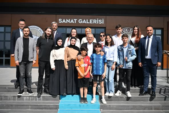 Başkan Büyükkılıç, Gençlerle ‘Geleceğin Renkleri’ Karma Resim Sergisi’nde Buluştu