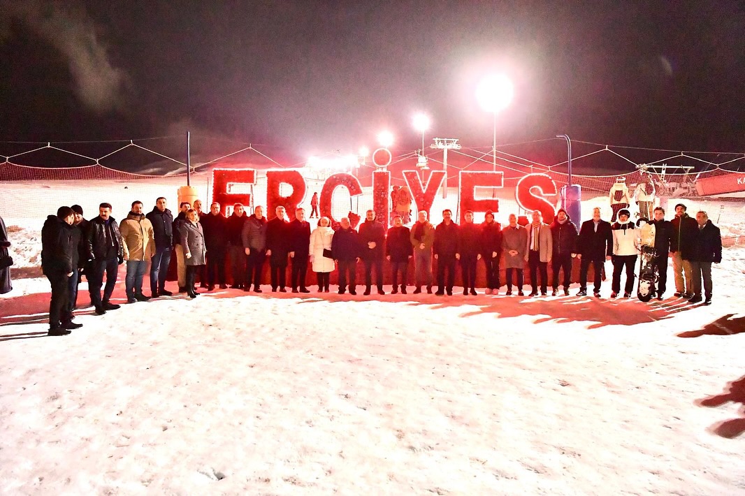 Başkan Büyükkılıç, Bakan Tekin’i Erciyes’te Ağırladı, Gece Kayağı Yapan Kayakseverlerle Buluştu