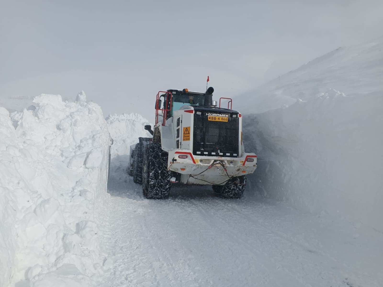 Kayseri Büyükşehir, Kırsalda 1 Metreyi Aşan Karları Temizliyor, Yolları Açıyor